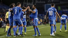 &Aacute;ngel celebra su gol con Mata.