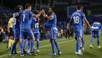Ángel celebra su gol con Mata.