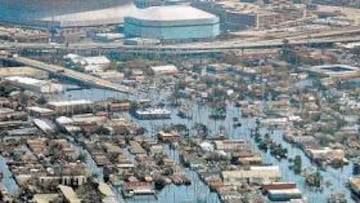 <b>VIDA EN LA RIADA. </b>La cúpula del SuperDome, a la izquierda, con muescas del 'Katrina'. Hornets y Lakers juegan en el Arena, al lado.