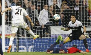 El delantero del Real Madrid Álvaro Morata dispara para marcar un gol anulado.