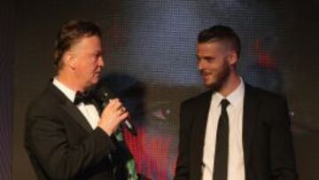 Van Gaal, junto a De Gea.