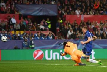 2-1. Jamie Vardy marcó el primer gol.