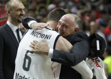 Pablo Laso se abraza a Nocioni, el MVP de la final.