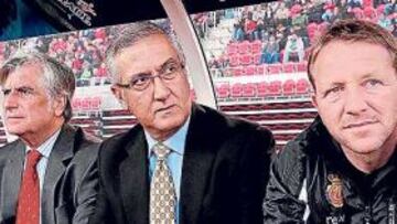 <b>DOBLE RACHA. </b>Manzano y sus auxiliares, en el banquillo bermellón.