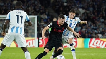 Salzburg's Croatian midfielder #10 Luka Susic (C) fights for the ball with Real Sociedad's Russian midfielder #12 Arsen Zakharyan during the UEFA Champions League first round group D football match between Real Sociedad and FC Salzburg at the Anoeta stadium in San Sebastian on November 29, 2023. (Photo by CESAR MANSO / AFP)
