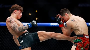 Lone'er Kavanagh en su pelea con Brandon Moreno en México.