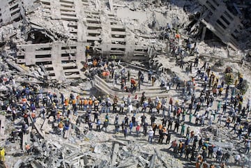 Los equipos de rescate examinan los restos del World Trade Center el 13 de septiembre de 2001 en la ciudad de Nueva York.