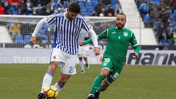 GRAF697. LEGAN&Eacute;S (MADRID), 07/01/2018.- El centrocampista franco-marroqu&iacute; del Legan&eacute;s, Nabil El Zhar (d), lucha por el bal&oacute;n con el defensa espa&ntilde;ol de la Real Sociedad, Ra&uacute;l Navas (i), durante el partido de la 18&