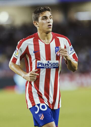 El centrocampista uruguayo tiene unas cualidades muy del gusto de Simeone. Extracomunitario, pudo ser inscrito esta temporada con la salida de Nehuén, hasta debutar en Copa ante el Cardassar. Se le ha buscado una salida también en el mercado invernal a una categoría superior, en su caso al Zaragoza.