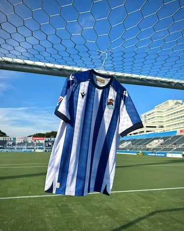 La Reala, además de encontrarse en la mitad de la lista, ha lanzado una equipación, con el patrocinio de Macron, aparentemente clásica por los colores, pero que sus detalles la hacen diferencial. En las franjas blancas aparece una fina línea azul y la tira ‘txuri’ está constituida por numerosos trazos diagonales que alternan tonos de azul claro y oscuro.