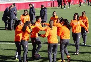 Luis Amaranto Perea recibe a 'Las Leonas' en la sede del Atlético