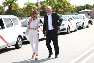Esther Barriga y Pedro Piqueras a su llegada al tanatorio La Paz para despedir a María Teresa Campos.