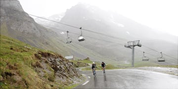 Con una altitud de 2.115 metros en la cima, hay un teleférico que llega al punto más alta del puerto, donde es habitual que exista algún pequeño reducto de nieve a lo largo de todo el año. El viento, en caso de ser de cara, puede dificultar todavía más la subida, que está más expuesta a los corredores en la parte final que en la inicial. 



