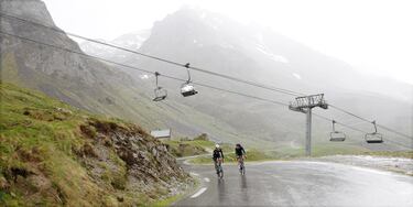 Con una altitud de 2.115 metros en la cima, hay un teleférico que llega al punto más alta del puerto, donde es habitual que exista algún pequeño reducto de nieve a lo largo de todo el año. El viento, en caso de ser de cara, puede dificultar todavía más la subida, que está más expuesta a los corredores en la parte final que en la inicial. 



