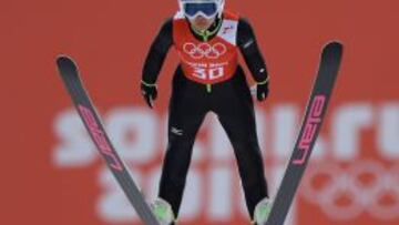 LA ‘NIÑA’ SARA. La japonesa Sara Takanashi, de 17 años, domina la Copa del Mundo y es la favorita para lograr el primer oro olímpico femenino de la historia en saltos.