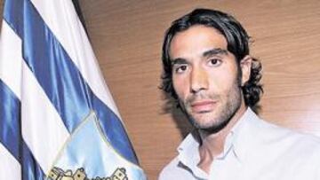 <b>CONTINUIDAD. </b>Fernando Sanz, ayer en La Rosaleda.