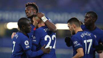 London (United Kingdom), 07/11/2020.- Tammy Abraham of Chelsea (C) celebrates scoring his team's opening goal during the English Premier League soccer match between Chelsea and Sheffield United in London, Britain, 07 November 2020. (Reino Unido, Lond