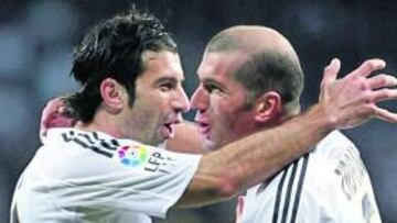 <b>IDEALES. </b>Figo y Zidane, cuando jugaban en el Real Madrid.