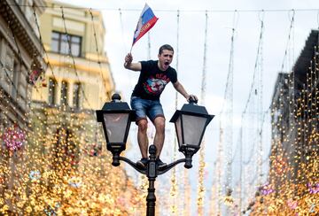 Seguidor ruso celebra encima de una farola el pase de su selección tras vencer a España en los penaltis. 