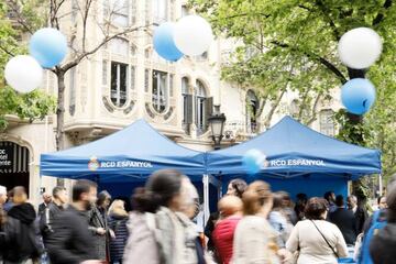 El 'stand' del Espanyol en la Rambla Catalunya de Barcelona.