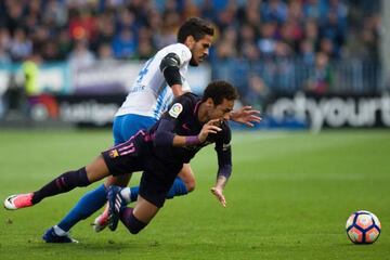 Neymar recibe una falta de Recio durante el Málaga-Barcelona.