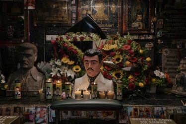 Es un exnarcotraficante mexicano y cofundador del Cártel de Sinaloa, organización que lideró junto a Joaquín "El Chapo" Guzmán por más de tres décadas. Zambada se declaró culpable de cargos graves que incluyen narcotráfico (específicamente la distribución de cocaína, heroína y fentanilo), lavado de dinero y uso de armas de fuego.