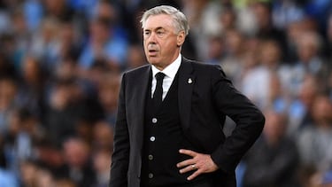 Carlo Ancelotti observa el partido en el área técnica del Etihad Stadium.