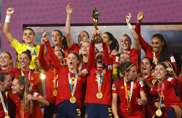 Las jugadoras españolas celebran en el podio el primer Mundial para el equipo femenino español. 