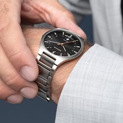 Este reloj de Bering de titanio se ha convertido en un éxito entre los hombres: está rebajado en 70 euros y sirve para todo