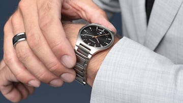 Reloj plateado para hombre