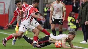 Kevin y Méndez ante Lachuer que cae al césped.