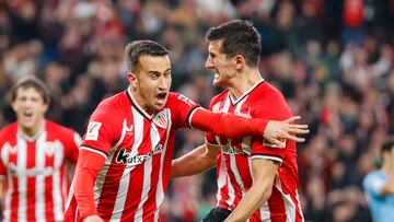 BILBAO, 10/11/2023.- El delantero del Athletic Alejandro Berenguer (i) celebra tras marcar el cuarto gol ante el Celta, durante el partido de LaLiga de fútbol que Athletic Club y Celta de Vigo han disputado este viernes en el estadio de San Mamés, en Bilbao. EFE/Luis Tejido