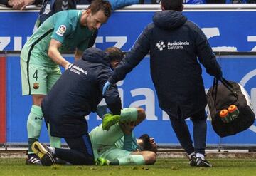Vidal receives treatment at Mendizorroza following his injury.