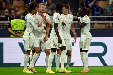 Bayern Munich's German midfielder Leroy Sane (L) is congratulated by teammates after scoring a goal during the UEFA Champions League Group C football match between Inter Milan and Bayern Munich in Milan, on September 7, 2022. (Photo by MIGUEL MEDINA / AFP)