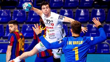 El extremo izquierdo del Elverum, Alexander Christoffersen Blonz, lanza a portería ante el portero del Gonzalo Pérez de Vargas.