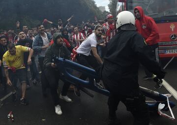 Los seguidores del Sporting de Gijón protagonizaron graves incidentes, con la policía, a la llegada del autobús del Sporting, en las inmediaciones del Molinón. 
