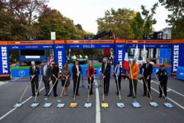 Diversas autoridades pintan la línea azul en Central Park.