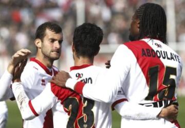 El jugador del Rayo Vallecano Alberto Bueno es felicitado por sus compañeros tras el gol que marcó durante el partido de Liga de la duodécima jornada en Primera División que el Rayo Vallecano y el Celta de Vigo disputan hoy en el estadio de Vallecas.