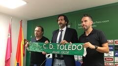 Alfredo Santaelena, junto con el presidente y director deportivo del Toledo. (Foto: José A. Duro).