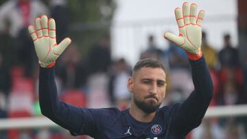 Gianluigi Donnarumma, jugador del Paris Saint-Germain, calienta antes del partido ante el Brest.