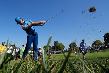 Tommy Fleetwood levanta el c¨¦sped del Marco Simone Golf & Country Club de Roma.