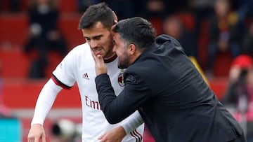 El entrenador del Milán, Genaro Gattuso, con el extremo español, Suso.