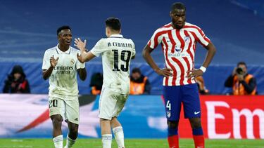 MADRID, 26/01/2023.- Los jugadores del Real Madrid, el brasileño Vinicius Jr. (i) y Dani Ceballos celebran el tercer gol del equipo madridista durante el encuentro correspondiente a los cuartos de final de la Copa del Rey que disputan hoy jueves frente al Atlético de Madrid en el estadio Santiago Bernabéu, en Madrid. EFE / Rodrigo Jiménez.