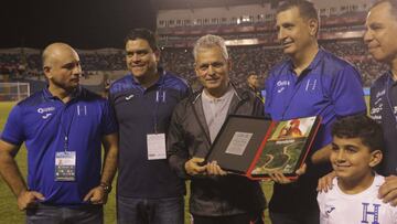 El emotivo homenaje que recibió Reinaldo Rueda en Honduras