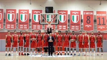 La plantilla del Ax Armani Exchange Milán (de izquierda a derecha) para esta temporada, con Ettore Messina, su entrenador, a la cabeza: Moretti, Cinciarini, Punter, Shields, Micov, Brooks, Datome, Tarczewski, LeDay, Biligha, Hines, Moraschini, Roll, Sergio Rodríguez y Delaney.