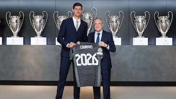 El presidente del Real Madrid, Florentino Pérez, entrega a Courtois la camiseta conmemorativa de su renovación hasta 2026 con el club blanco.