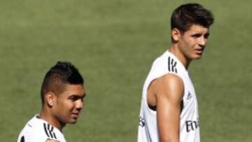 AL MARGEN. Morata y Casemiro, ayer en Valdebebas.