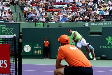 Una nueva final entre dos de las raquetas más fascinantes de todos los tiempos. Hoy ganó Federer bajo un sol de justicia en Miami. Nadal tuvo sus oportunidades de romper el servicio del suizo pero no lo consiguió. A pesar de eso, dejó una muy buena impresión. Veremos lo que pasa cuando llegue el momento de jugar en tierra batida. Aquí el resumen del partido en fotos.