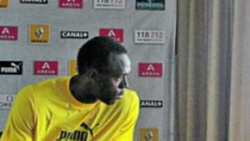 <b>BOLT Y LA TORRE EIFFEL. </b>El triple campeón olímpico mira hacia el monumento más emblemático de París.