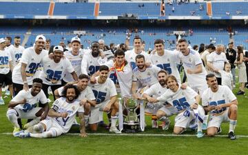 Los jugadores del Real Madrid celebran el título de Liga conquistado, a pie de campo, tras el partido ante el Espanyol.